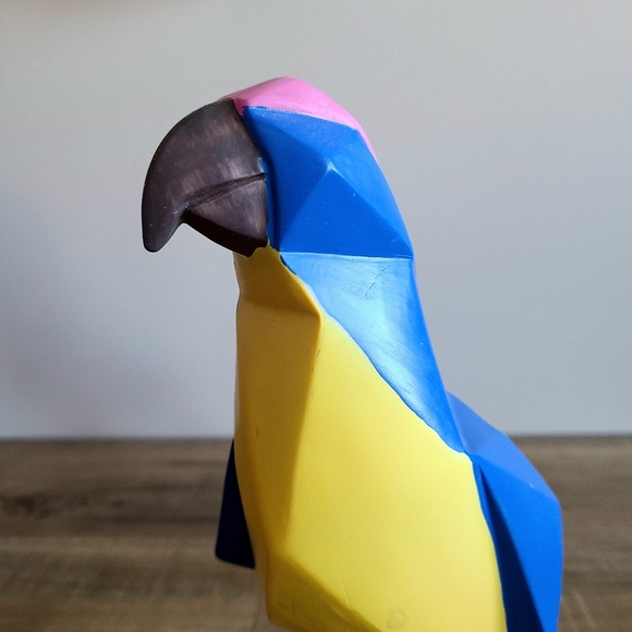 Large resin blue and yellow parrot sculpture. - Picture 2 of 7